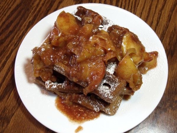 美味的姜饼华夫饼带来了姜饼饼干的味道到早餐。随着温暖的肉桂苹果顶部，它们是完美的完美。- 好奇疗程