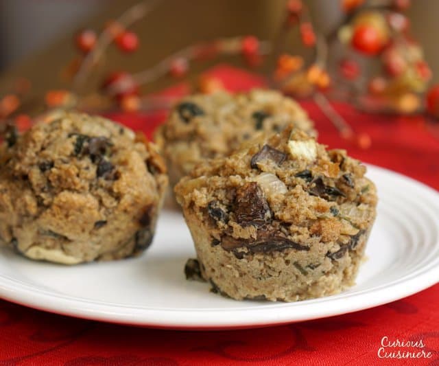 大家都知道脆皮是馅料中最好的部分。有了我们的莳萝和蘑菇馅儿松饼，每个人都能尝到酥脆的蘑菇馅儿的美味。| www.CuriousCuisiniere.com