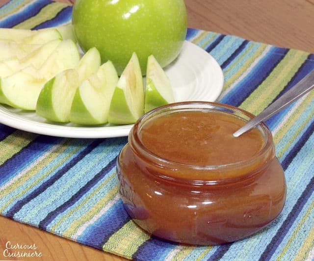 一款简单，自制的香草焦糖酱食谱没有玉米糖浆，增加了香草的暗示，为水果，冰淇淋和其他甜点制作了巨大的顶部。|m.jamahire.com.