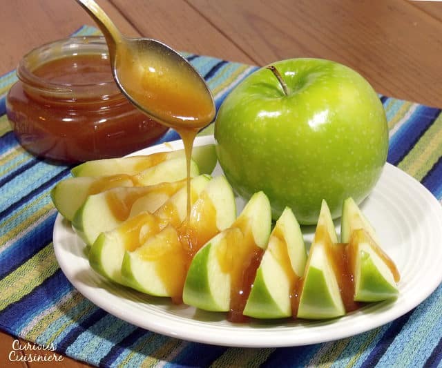 一款简单，自制的香草焦糖酱食谱没有玉米糖浆，增加了香草的暗示，为水果，冰淇淋和其他甜点制作了巨大的顶部。|m.jamahire.com.