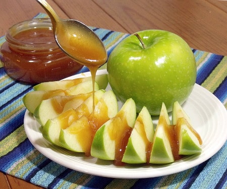 这是一个简单的自制焦糖酱配方，不含玉米糖浆，添加少许香草，是水果、冰淇淋和其他甜点的绝佳配料。| www.CuriousCuisiniere.com