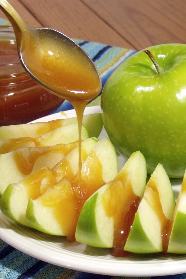 一种简单的自制焦糖酱食谱没有玉米糖浆，增加了香草的暗示，为水果，冰淇淋和其他甜点制作了巨大的顶部。|m.jamahire.com.