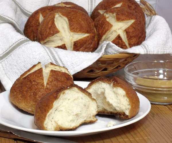 一个柔软和耐嚼的椒盐卷饼，现在以卷形式，非常适合在椒盐卷小圆面包上为您最喜欢的夏季汉堡提供服务。