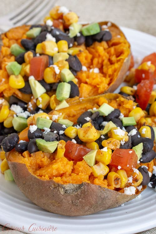 我们的西南酿地瓜充满了自制的玉米莎莎，克索壁画，鳄梨，并在加载烤土豆富含营养物质的扭曲黑豆。|m.jamahire.com.