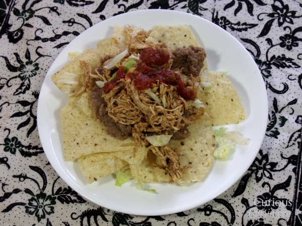 有烟熏味，略带辣味，这是一款西南拉丝鸡，味道鲜美，用途广泛，制作简单。通过好奇Cuisiniere