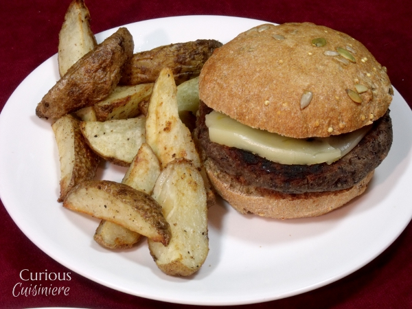 Chipotle黑豆汉堡和烤大蒜家庭薯条通过好奇的Cuisiniere