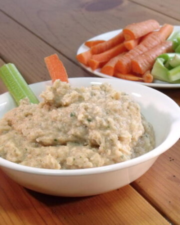 如果你喜欢鹰嘴豆泥，你一定会喜欢这种烟熏味的白豆蘸酱。这是一道完美健康的开胃菜。| www.CuriousCuisiniere.com