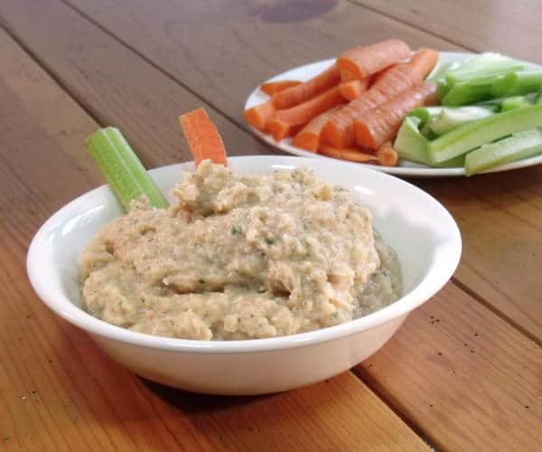 如果你喜欢鹰嘴豆泥，你一定会喜欢这种烟熏味的白豆蘸酱。这是一道完美健康的开胃菜。| www.CuriousCuisiniere.com