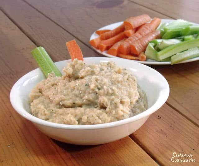 如果你喜欢鹰嘴豆泥，你一定会喜欢这种烟熏味的白豆蘸酱。这是一道完美健康的开胃菜。| www.CuriousCuisiniere.com