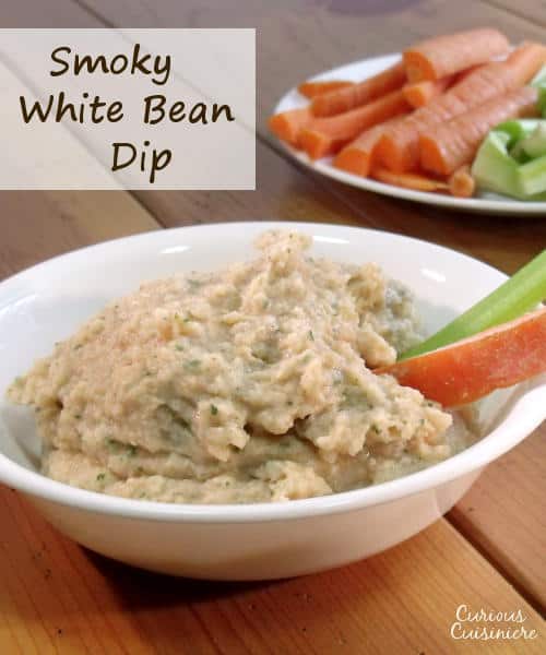 如果你喜欢鹰嘴豆泥，你一定会喜欢这种烟熏味的白豆蘸酱。这是一道完美健康的开胃菜。| www.CuriousCuisiniere.com