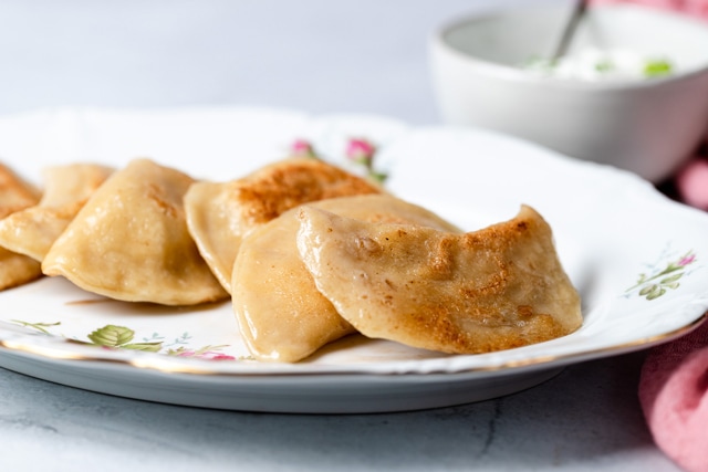 在拼盘上炒波兰皮