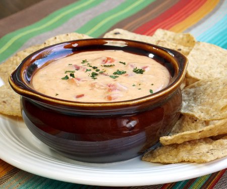 这款烟熏辣椒豆豆酱是一些平均奶酪玉米片，或者如果你喜欢，只需抓住一个碗，开始浸入你手头的任何东西。芯片，面包，蔬菜：一点奶酪，它们都更好！|m.jamahire.com.