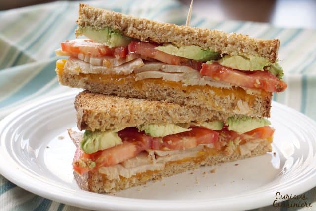 使用多汁火鸡，西红柿和锋利的切达干酪和锋利的切达干酪，制作完美，温暖和烤的火鸡鳄梨融化。|m.jamahire.com.