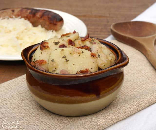 这道巴伐利亚土豆沙拉味道浓烈，略带甜味，将培根和温醋混合在一起，做成一道美味的配菜!| www.CuriousCuisiniere.com