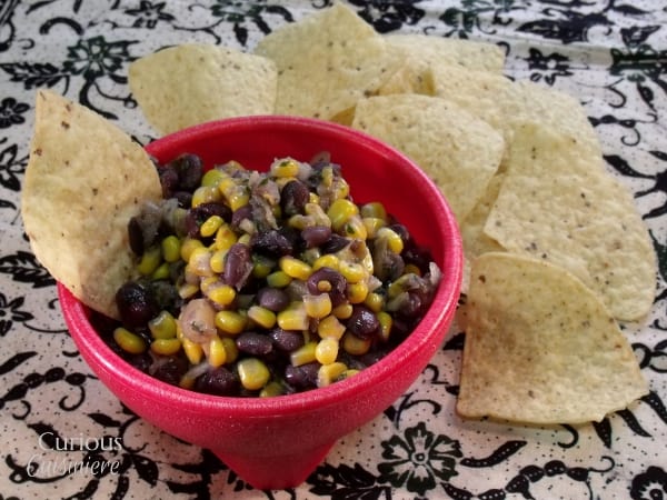 甜而刺鼻的菠萝黑豆辣酱通过好奇的烹饪