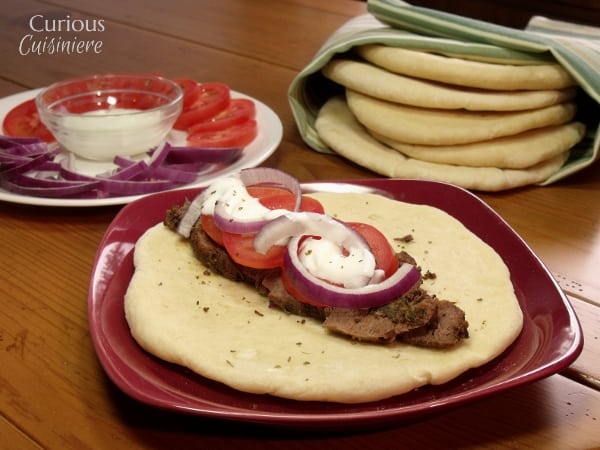 鹿肉牛排（或牛肉）切成薄薄，腌制，堆积在Flatbread上，以创造这些鹿肉陀螺仪，在经典的希腊街头食品上轻松扭曲。- 来自好奇烹调的鹿肉牛排陀螺仪