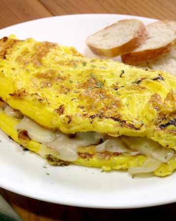 这款蛋饼的灵感来自法国洋葱汤的味道，松软的鸡蛋里塞满了美味的焦糖洋葱和瑞士奶酪。| www.CuriousCuisiniere.com