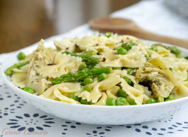 豌豆，芦笋和朝鲜蓟一起聚集在柠檬香醋中，使这款柠檬芦笋面食沙拉完美的配菜或轻春季午餐。 | www.CuriousCuisiniere.com