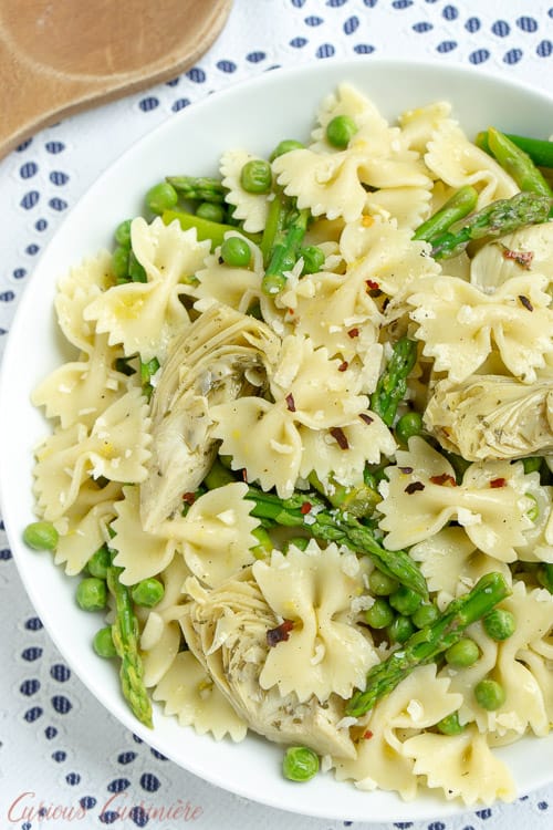 豌豆，芦笋和朝鲜蓟一起聚集在柠檬香醋中，使这款柠檬芦笋面食沙拉完美的配菜或轻春季午餐。 | www.CuriousCuisiniere.com