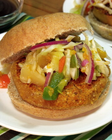 你选择的烧烤酱将把这些烧烤鹰嘴豆汉堡的乐趣和新的方向，给你一个素食汉堡如此美味，你不会错过肉!| www.CuriousCuisiniere.com