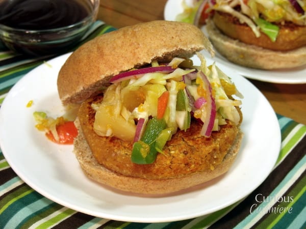 你选择的烧烤酱将把这些烧烤鹰嘴豆汉堡的乐趣和新的方向，给你一个素食汉堡如此美味，你不会错过肉!| www.CuriousCuisiniere.com