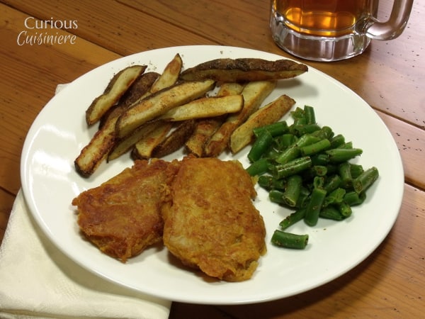 从好奇的烹饪中照亮了鱼和薯条