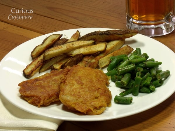 从好奇的烹饪中照亮了鱼和薯条