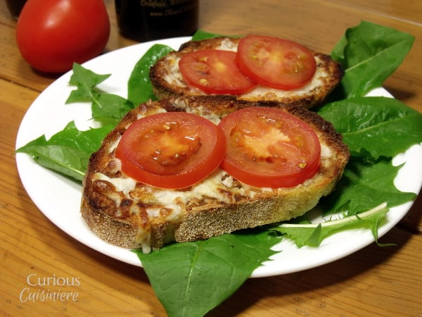 来自好奇Cuisiniere的个人酸面包卡普里披萨