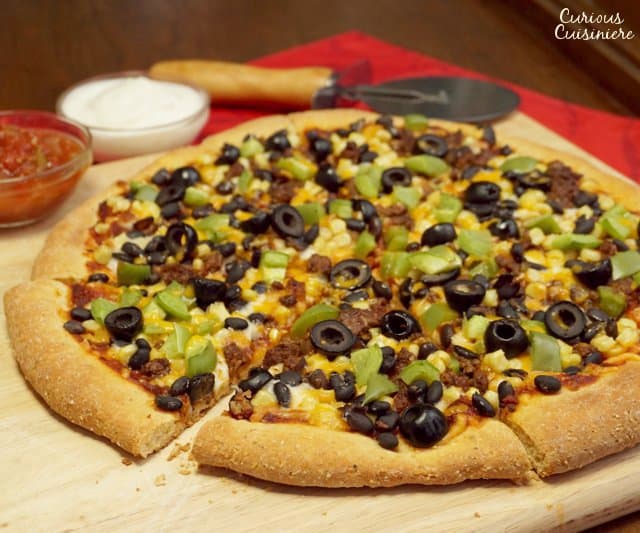 这个玉米披萨饼的食谱是快速和容易做。用你最喜欢的墨西哥风格的浇头加载你的墨西哥披萨，让您轻松过夜的浇头！| www.CuriousCuisiniere.com