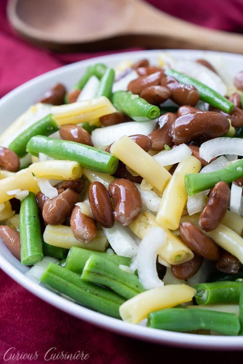 这款南方的青豆沙拉，又名三豆沙拉，将青豆，芸豆和蜡豆结合在一个浓郁的配菜中完美的任何一餐。 | www.CuriousCuisiniere.com