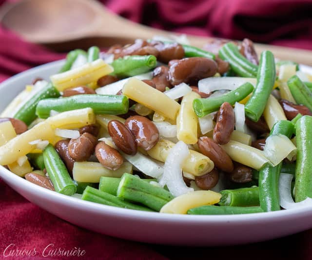 这款南方的青豆沙拉，又名三豆沙拉，将青豆，芸豆和蜡豆结合在一个浓郁的配菜中完美的任何一餐。 | www.CuriousCuisiniere.com
