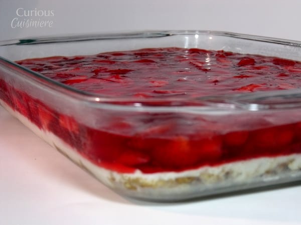 来自好奇厨艺店的草莓椒盐卷饼沙拉