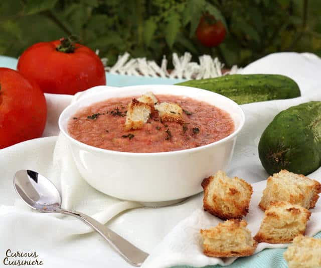 这道冷冻的西班牙汤远不止看起来那么简单。西班牙凉菜汤是一个清新美味的机会，在夏天的碗里服务!|m.jamahire.com.