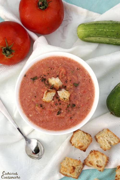 这道冷冻的西班牙汤远不止看起来那么简单。西班牙凉菜汤是一个清新美味的机会，在夏天的碗里服务!|m.jamahire.com.