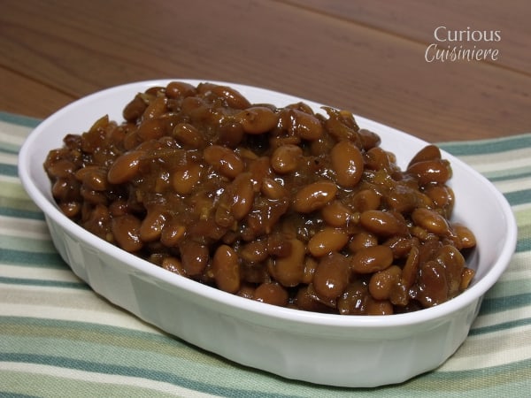 瓦罐使它容易做美味的自制烧烤烘豆。准备好回到一间闻起来像烧烤天堂的房子吧!|好奇Cuisiniere