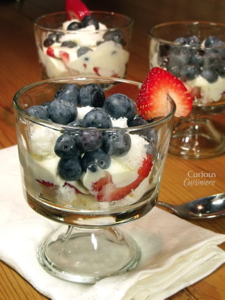 与夏天莓果和冰淇凌的个别红色白色和蓝色琐事从好奇烹调