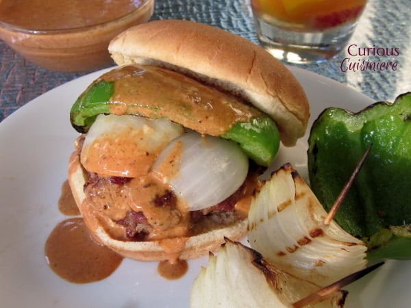 一个简单的奶油酱Chpotle是爵士乐的经典汉堡的完美方式。添加一些烤蔬菜，你有自己的一个梦幻般的，烟熏食物。|好奇的烹饪