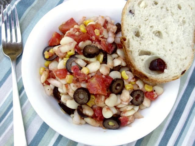 地中海Lima Bean Succotash是一种融合盘，将利马豆和玉米与地中海草药结合在一起，在经典的魔术阶段创造夏令。|m.jamahire.com.