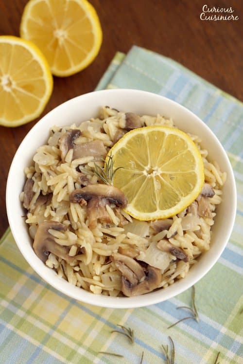 迷迭香柠檬Orzo给你的餐桌带来了一种明亮的春天。| www.CuriousCuisiniere.com