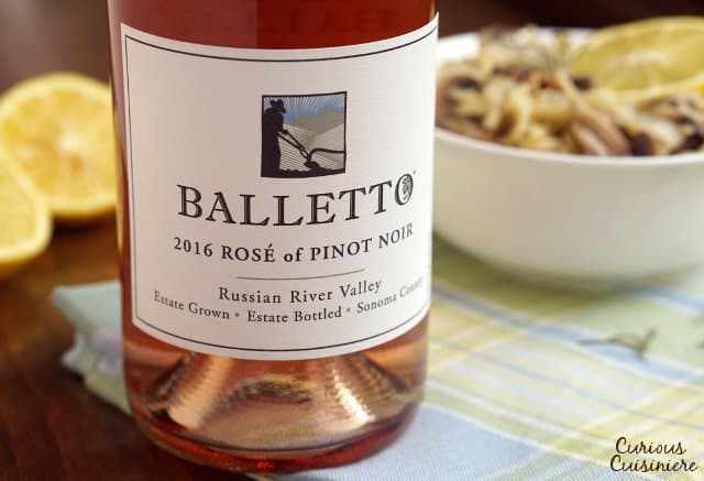 迷迭香柠檬与黑比诺葡萄园玫瑰搭配，为您的餐桌带来一抹明亮的春天气息。| www.CuriousCuisiniere.com