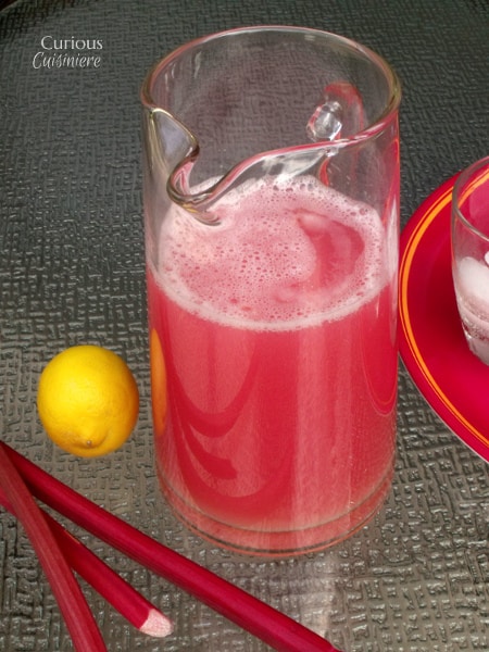 这大黄柠檬水带来了独特的甜和酸扭转清爽的夏季经典饮料。|好奇Cuisiniere