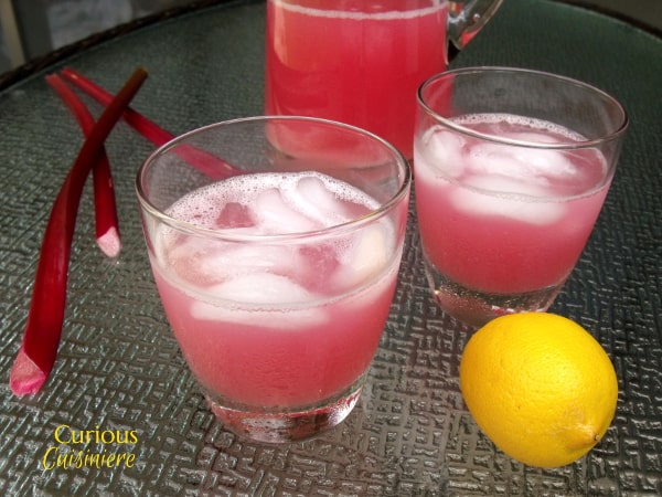 这大黄柠檬水带来了独特的甜和酸扭转清爽的夏季经典饮料。|好奇Cuisiniere