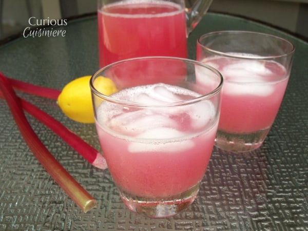 这大黄柠檬水带来了独特的甜和酸扭转清爽的夏季经典饮料。|好奇Cuisiniere