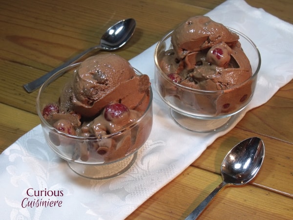 黑暗的巧克力和奶油樱桃在这种黑色森林冰淇淋中唤起了德国黑色森林蛋糕的口味，这是用酸奶制成更轻的。|好奇的烹饪