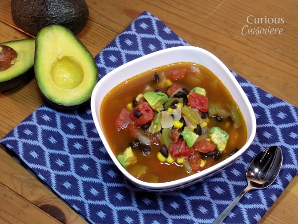 好奇烹饪店的墨西哥蔬菜通心粉加鳄梨