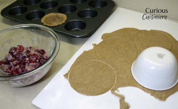 这些手持迷你樱桃派全麦外壳，充满了多汁的樱桃，是完美的夏季甜点。|好奇CuisinieregydF4y2Ba