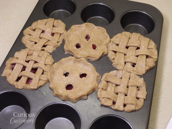 这些手持迷你樱桃派全麦外壳，充满了多汁的樱桃，是完美的夏季甜点。|好奇CuisinieregydF4y2Ba