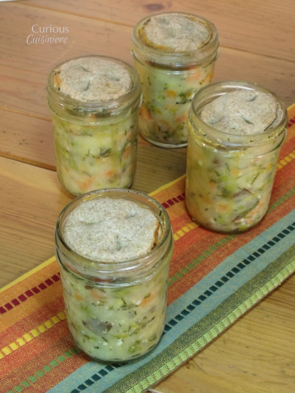 来自好奇烹调的罐子里的蔬菜罐馅饼gydF4y2Ba