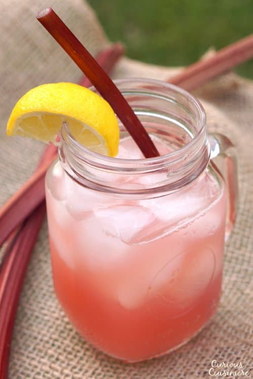 这大黄柠檬水带来了独特的甜和酸扭转清爽的夏季经典饮料。| www.CuriousCuisiniere.com