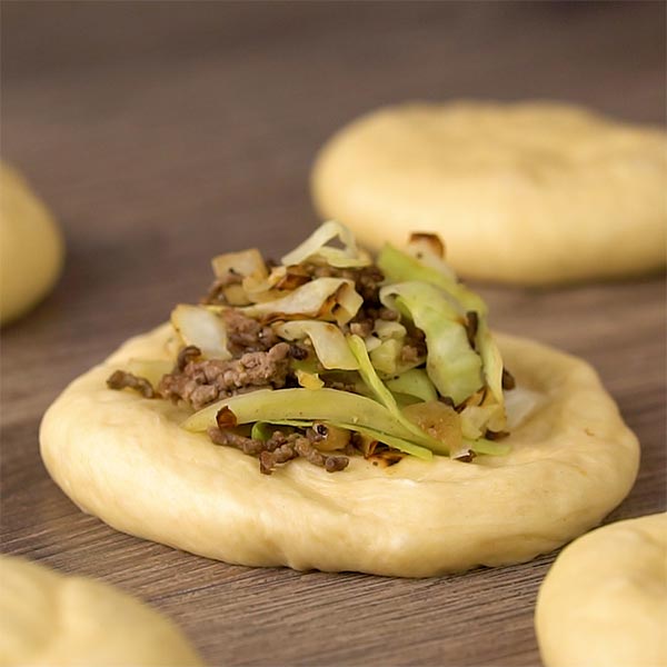 制作Bierocks（德国填充卷）添加填充物